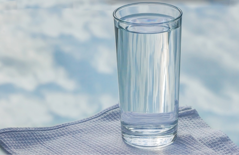 BLOG #46 HOW DOES DRINKING WATER AFFECT YOUR ORAL HEALTH AND LONGEVITY